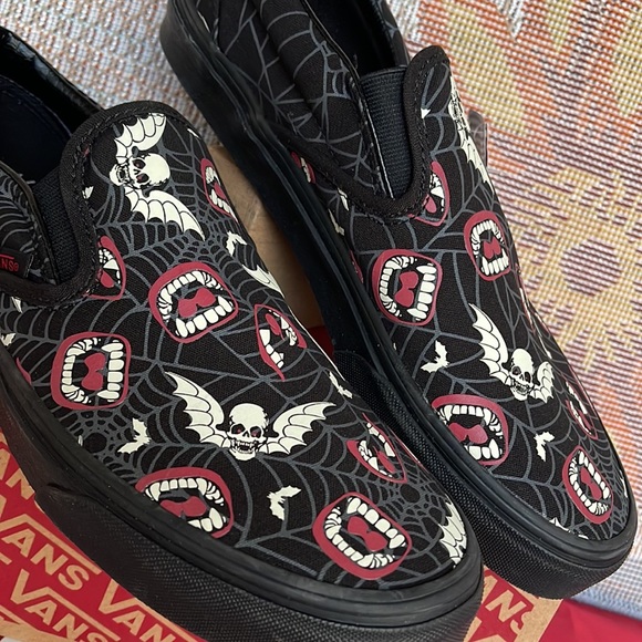 Vans Classic Slip-0n
(Glow Frights) Black/Black
VN000XG88MG WMNS sneakers - Picture 8 of 16